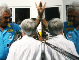 x级F1时代主演伯尼·埃克莱斯顿，罗恩·丹尼斯和弗拉维奥·布里亚托利