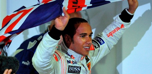 2008年，英国F1车手刘易斯·汉密尔顿在英特拉各斯举行的巴西大奖赛上庆祝自己成为世界冠军。