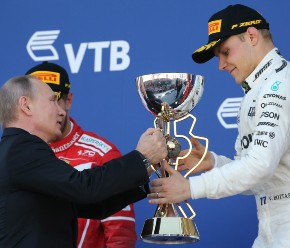 在索赫举行的2017年F1俄罗斯大奖赛上，俄罗斯总统普京向芬兰F1车手瓦尔特里·波塔斯颁发奖杯。