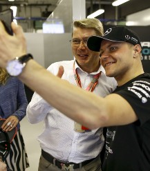 在2017年，在阿布扎比大奖赛期间，Valtteri Bottas与前芬兰F1世界冠军Mikka Hakkinen一起拍照。