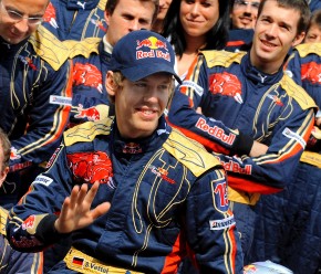 2008年，德国F1车手塞巴斯蒂安·维特尔在为红牛之队拍照时微笑。