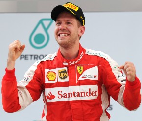 德国F1司机Sebastian Vettel在吉隆坡的2015年马来西亚大奖赛的法拉利庆祝他的第一次胜利。