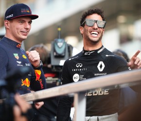 荷兰F1司机Max Verstappen与他的前红牛赛车队Mate Daniel Ricciardo领先于2019年Abu Dhabi Grand Prix在Yas Marina。