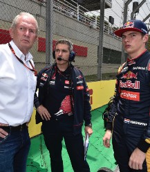 Toro Rosso F1驱动程序Max Verstappen与红牛赛车Supremo博士在2015年巴西大奖赛的Sao Paulo的Interlaragos赛道上。
