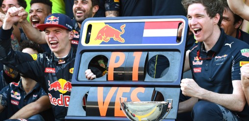 荷兰大奖赛司机Max Verstappen庆祝他在2016年西班牙大奖赛中的红牛赛车胜利。