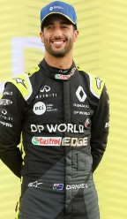 雷诺F1司机Daniel Ricciardo在墨尔本2020年的澳大利亚大奖赛中提前姿势。