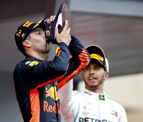 红牛F1赛车手丹尼尔·里卡多(Daniel Ricciardo)在赢得2018年摩纳哥大奖赛(Monaco Grand Prix)后从鞋里喝香槟。