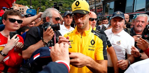 雷诺F1司机Daniel Ricciardo在2019年摩纳哥大奖赛的牧场签名。