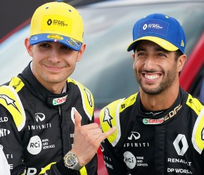 Renault F1司机与纽约州2020年澳大利亚大奖赛的团队 - 伙伴Daniel Ricciardo姿势姿势。
