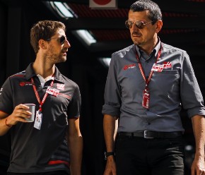 Haas F1司机Romain Grosjean与2018年摩纳哥大奖赛的团队主要Gunther Steiner走路。