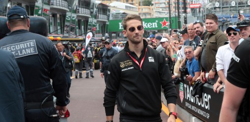 Haas F1司机Romain Grosjean在2019年在Monte Carlo的2019年摩纳哥大奖赛会议期间穿过围场。