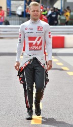 丹麦F1车手凯文·马格努森(Kevin Magnussen)在2018年蒙特卡洛摩纳哥大奖赛上走过围场。