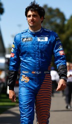 McLaren F1西班牙语司机Carlos Sainz在阿尔伯特公园的2020澳大利亚大奖赛期间穿过墨尔本牧场。
