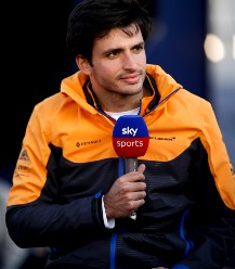 McLaren F1司机Carlos Sainz在2月2020年2月在巴塞罗那的赛季前测试期间讲天空运动电视频道。