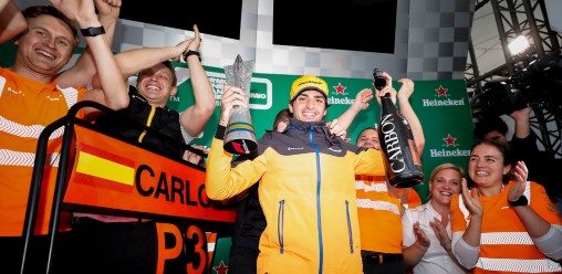 西班牙语F1司机卡洛斯Sainz庆祝2019年巴西大奖赛的迈凯轮在圣保罗interlaragos赛道上完成第三名。