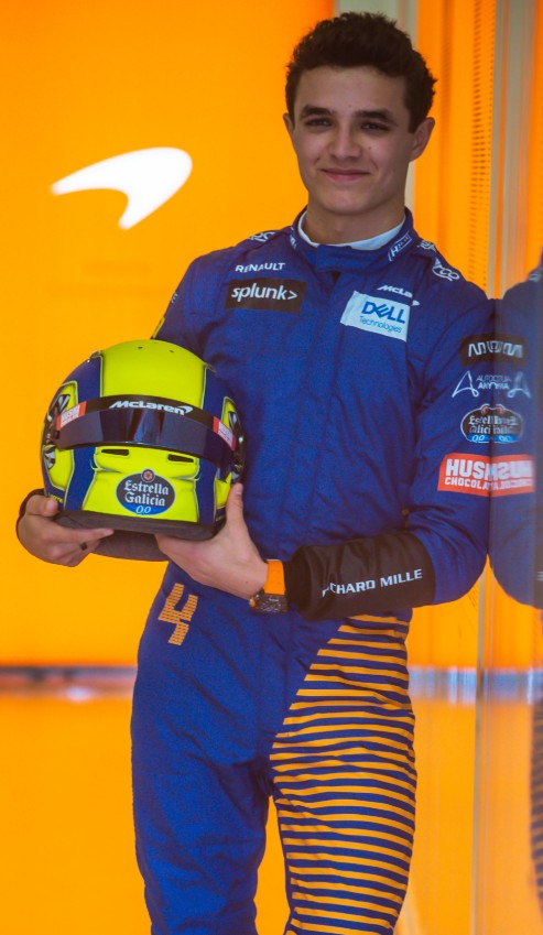 英国F1司机Lando Norris于2020年3月在墨尔本的澳大利亚大奖赛的迈凯轮车库中描绘。