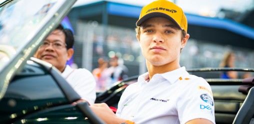 英国F1司机Lando Norris（McLaren）在滨海湾电路的2019年新加坡大奖赛的赛道游行期间如图所示。