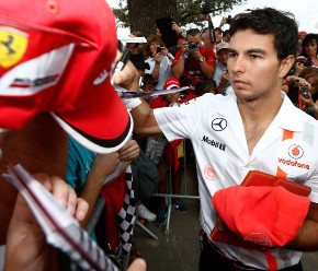 墨西哥F1车手塞尔吉奥·佩雷斯在迈凯轮车队陷入困境的赛季意大利大奖赛上签名。