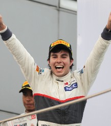 墨西哥F1车手塞尔吉奥·佩雷斯庆祝2012年马来西亚大奖赛索伯车队获得著名的第二名。