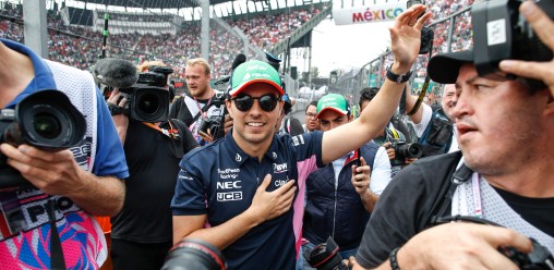 F1赛车手、国家英雄塞尔吉奥·佩雷斯(赛车点)在墨西哥城举行的2019年墨西哥大奖赛上向粉丝们问候。