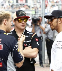 Lotus F1 Driver Kimi Raikkonen在2013年韩国大奖赛的Lewis Hamilton和Sebastian Vettel上描绘了。