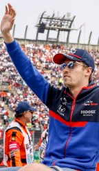 在墨西哥城2019年墨西哥大奖赛前的赛道游行中，俄罗斯F1车手Daniil Kvyat(红牛之队)向人群挥手致意。