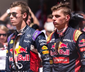 俄罗斯F1车手Daniil Kvyat在2016年失去了他的红牛车手席位，被从红牛之队提升过来的Max Verstappen取代。