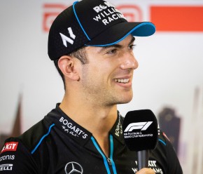 加拿大F1车手尼古拉斯·拉提菲(威廉姆斯)在2020年澳大利亚大奖赛在墨尔本阿尔伯特公园举行前接受媒体采访。