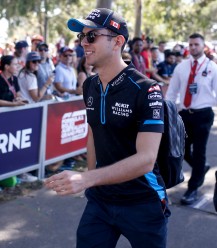 威廉姆斯车队的F1车手尼古拉斯·拉提菲(Nicholas Latifi)在2020年澳大利亚大奖赛之前抵达阿尔伯特公园。