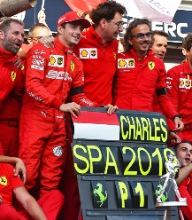 Charles Leclerc在2019年比利时GP在SPA庆祝他的少女F1 Grand Prix胜利与法拉利团队。