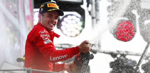 2019年9月，法拉利的查尔斯·勒克莱尔(Charles Leclerc)在蒙扎(Monza)赢得F1意大利大奖赛后，向这辆令人崇拜的车喷洒香槟。