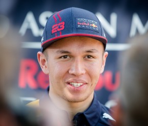 红牛赛车F1司机亚历克斯·阿尔伯在墨尔本2020年澳大利亚大奖赛的前方发表媒体。