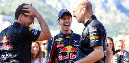 Christian Horner，Sebastian Vettel和Adrian Newey在2011赛季中庆祝另一个红牛比赛胜利。