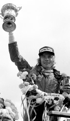 英国F1车手，1976年迈凯轮世界冠军，在银石赛道庆祝赢得1977年英国大奖赛。