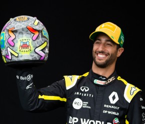 澳大利亚F1车手丹尼尔·里查尔多(雷诺)在2020年墨尔本澳大利亚大奖赛前微笑。