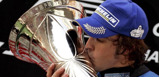 费尔南多-阿隆索在2005年的中国大奖赛上庆祝他的第一个F1世界冠军。
