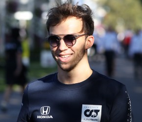 法国F1司机皮埃尔在2019年与红牛陷入困境，在今年晚些时候重新加入了现在的Alphatauri团队。
