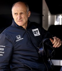 Alphatauri F1队长Franz Tost在2月2020年2月在巴塞罗那冬季测试期间观看行动。