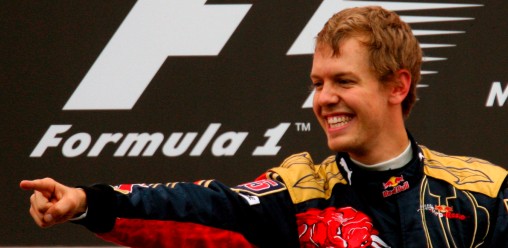 德国Sebastian Vettel在2008年意大利大奖赛在蒙扎庆祝他的第一次F1胜利。